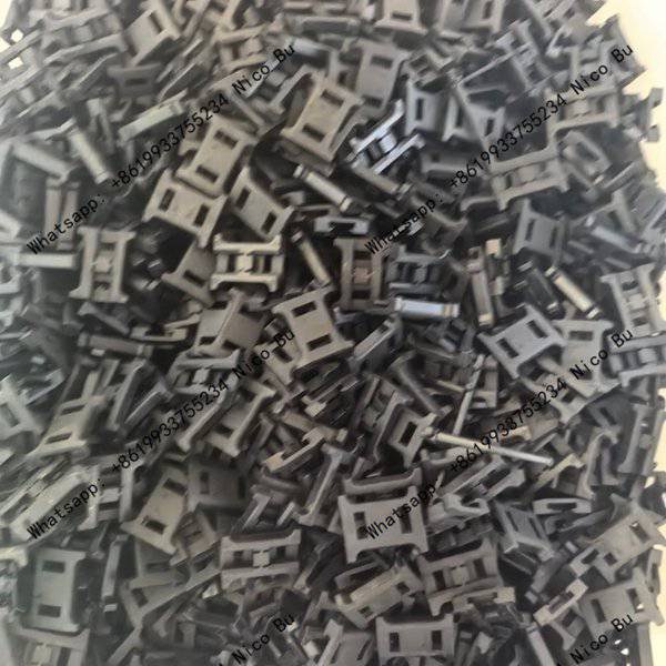 Modular spacer plates for separating pneumatic hoses inside cable carriers
