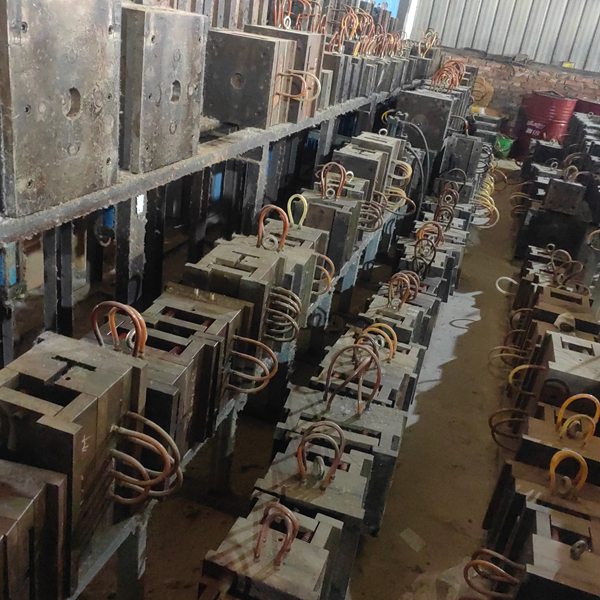 Industrial injection mold tooling for heavy-duty PA66 drag chain links