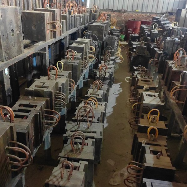 Tooling and die design for plastic cable carrier manufacturing