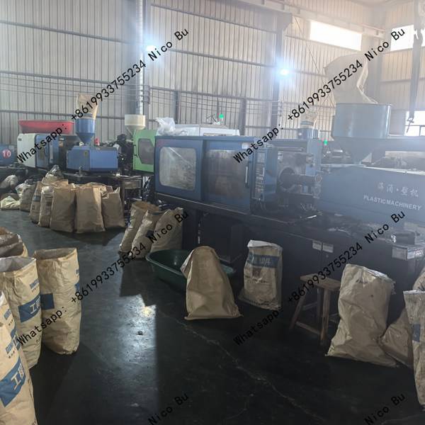 Plastic injection molding machine producing drag chain links