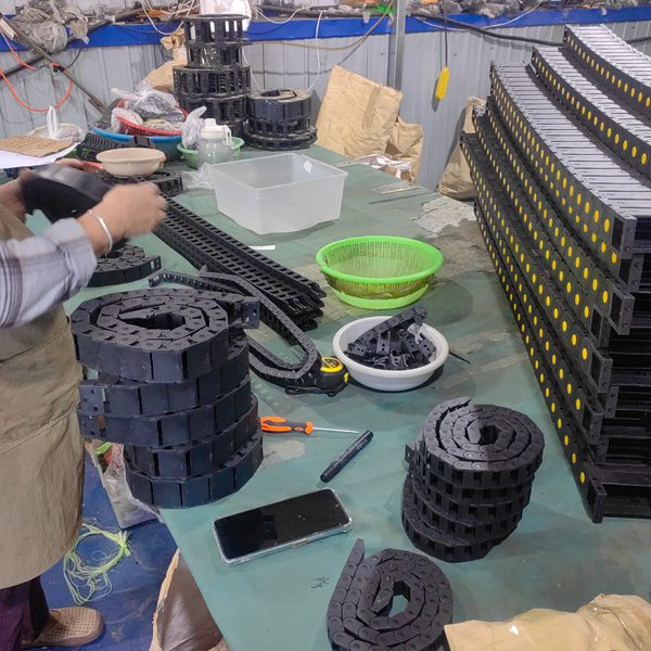 Manual quality check and snap-in assembly of plastic cable carrier lids