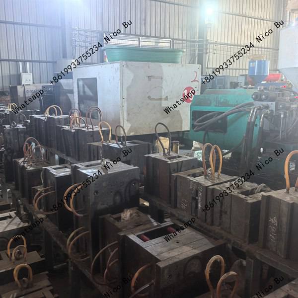 Tooling and die design for plastic cable carrier manufacturing