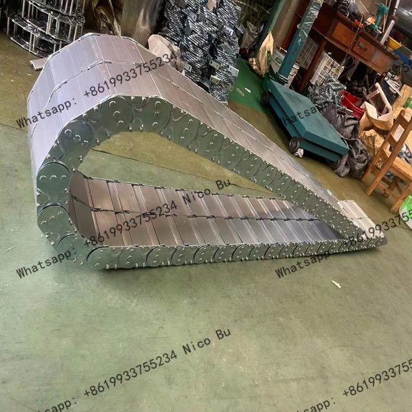 Solid steel cover plates of enclosed metal drag chain for debris shielding