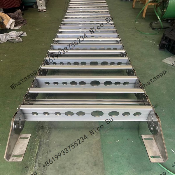Heavy-duty metal drag chain featuring perforated separators for organized cable routing
